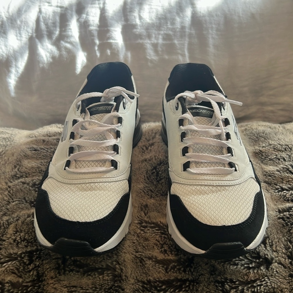 Sketchers women’s sneaker with memory foam and air cooled. Size US 8.5